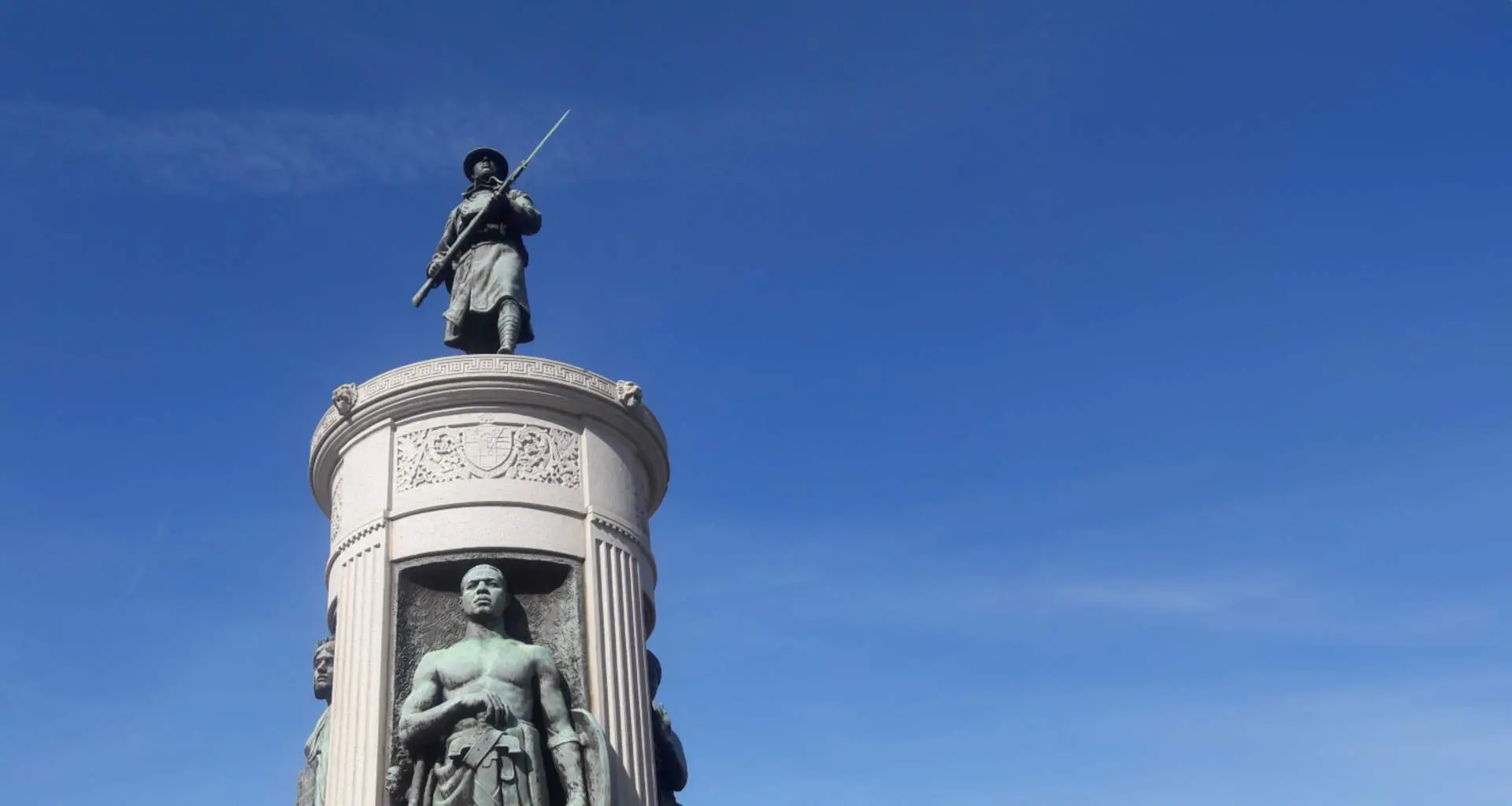 La statua in bronzo, ormai deteriorata, di un soldato "doughboy" della Prima Guerra Mondiale adotta un basamento in granito.