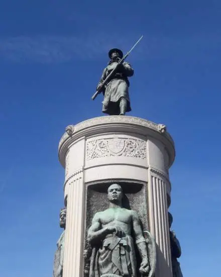 La statua in bronzo, ormai deteriorata, di un soldato "doughboy" della Prima Guerra Mondiale adotta un basamento in granito.