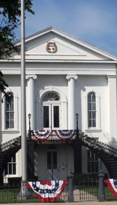 Esterno della Corte d'appello del 5° distretto con la statua di Lincoln sul lato destro.