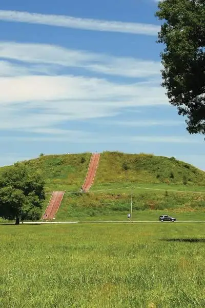 I tumuli di Cahokia, nell'Illinois, sono il sito di un'antica città dei nativi americani.