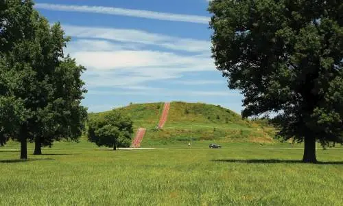 I tumuli di Cahokia, nell'Illinois, sono il sito di un'antica città dei nativi americani.