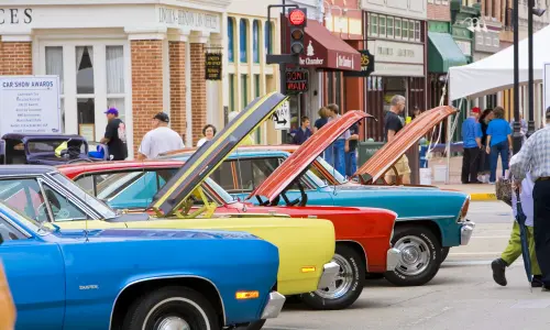 Auto d'epoca in un'esposizione di auto con i cofani aperti