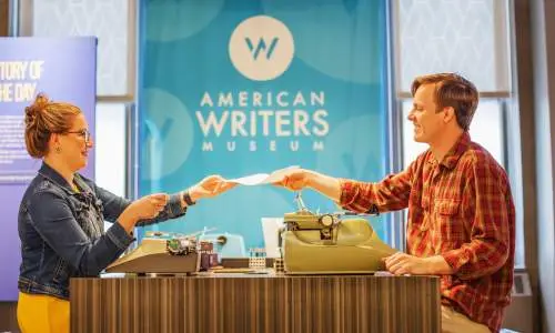 persone che passano la carta