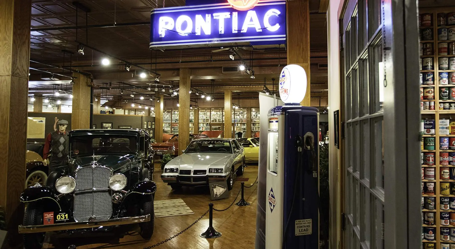 Auto all'interno di un negozio