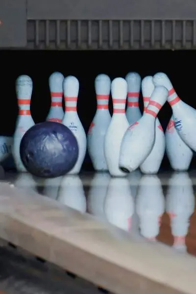 Palle da bowling si schiantano contro i birilli in una pista da bowling