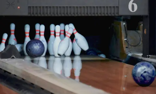 Palle da bowling si schiantano contro i birilli in una pista da bowling