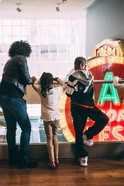 Bambini e adulti che guardano giù da una ringhiera 