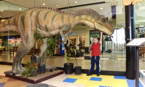 Statua di dinosauro al centro scientifico