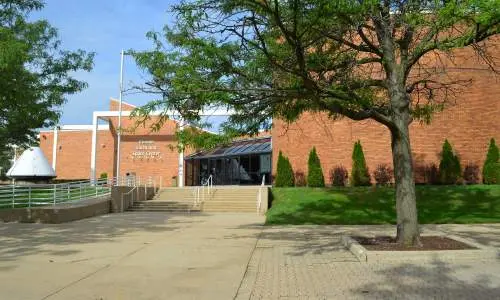 L'esterno dell'edificio del Cernan Earth Space Center in una giornata di sole