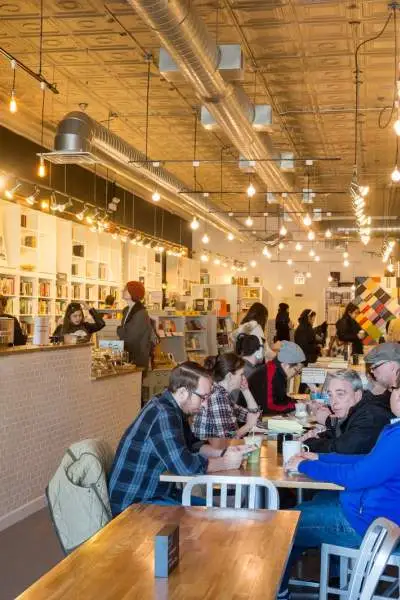 Interno del caffè e della libreria dei volumi