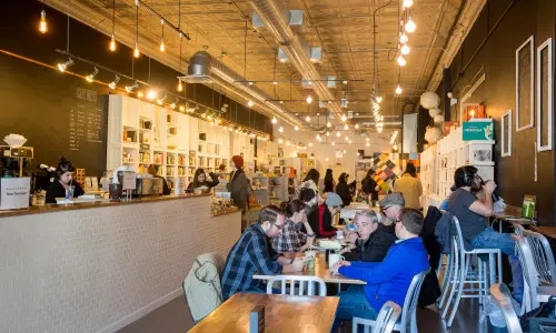 Interno del caffè e della libreria dei volumi