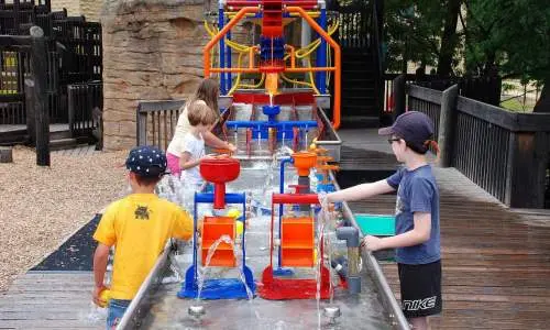 I bambini giocano al centro di scoperta