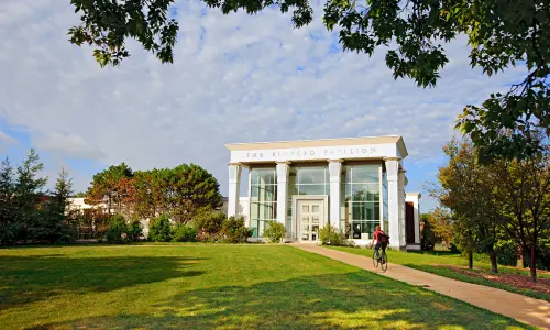 L'esterno di un grande edificio 