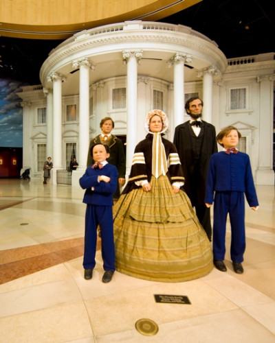 Statua di Abraham Lincoln e della sua famiglia di fronte alla Casa Bianca