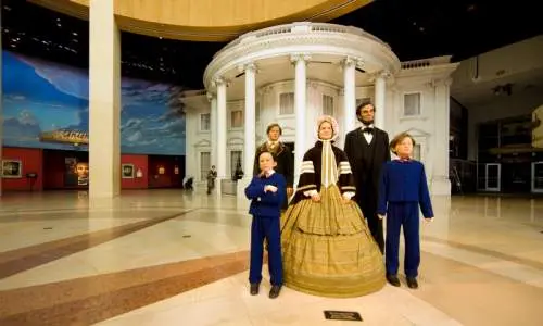 Statua di Abraham Lincoln e della sua famiglia di fronte alla Casa Bianca