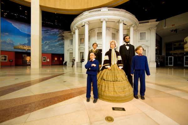 Statua di Abraham Lincoln e della sua famiglia di fronte alla Casa Bianca