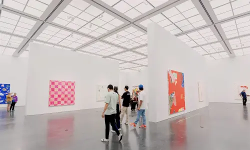 Persone che passeggiano tra le mostre del Museum of Contemporary Art a Chicago