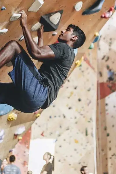 Un uomo che si arrampica su roccia