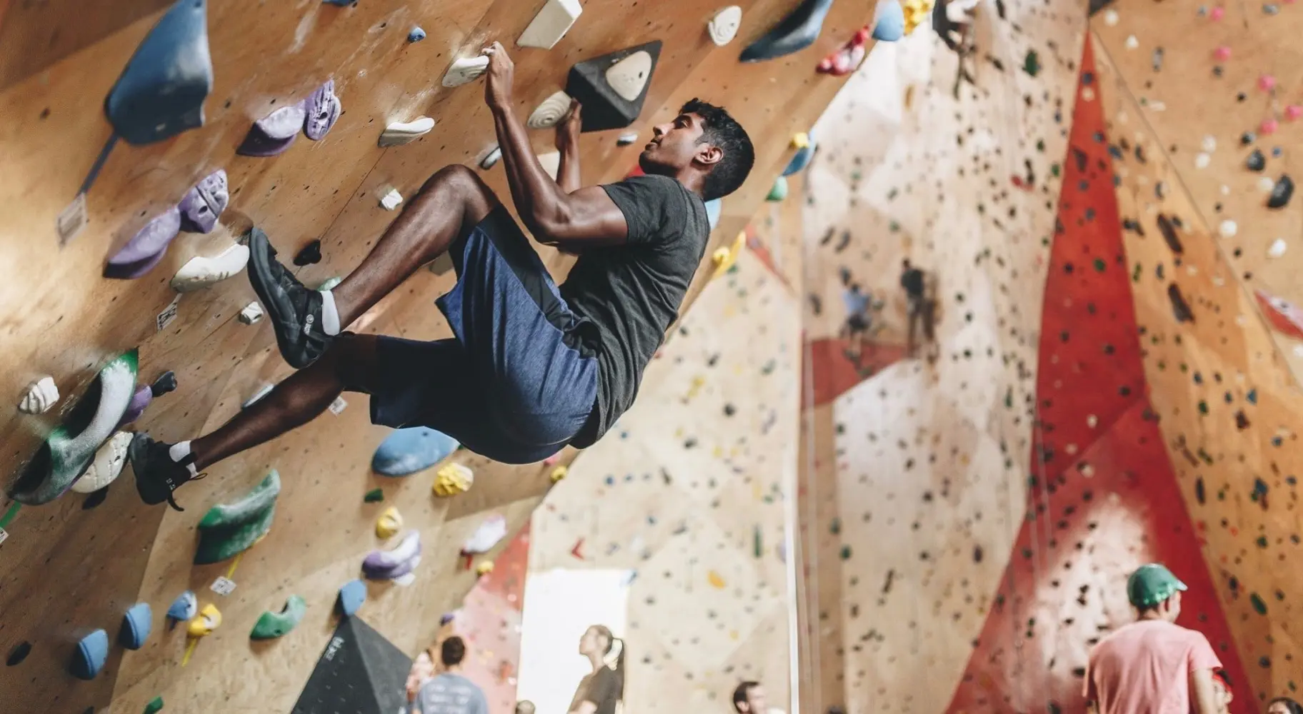 Un uomo che si arrampica su roccia