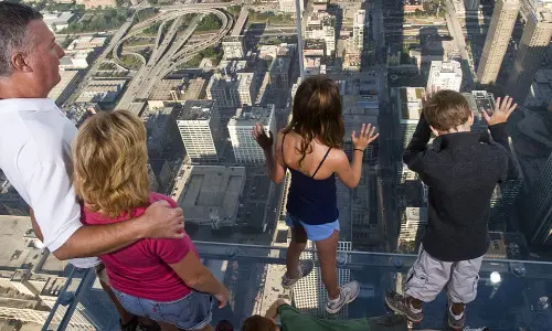 Persone che guardano l'edificio sottostante