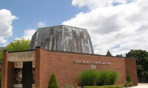 L'esterno del Planetario Strickler in una giornata di sole