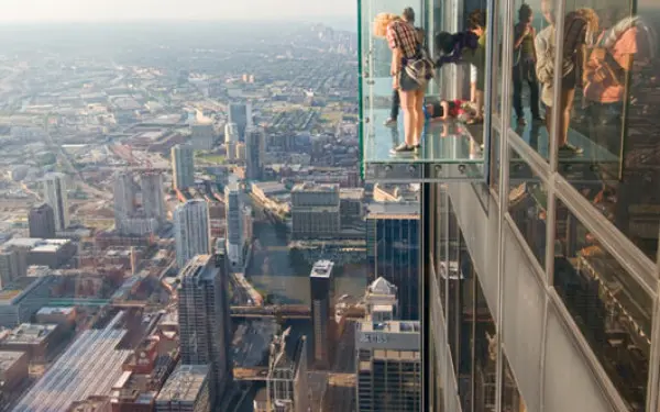 Persone in piedi su The Ledge, una scatola di vetro che si affaccia su Chicago presso la Willis Tower