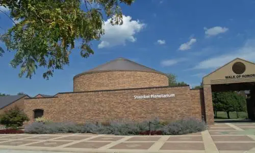 Esterno del Planetario William M. Staerkel in muratura