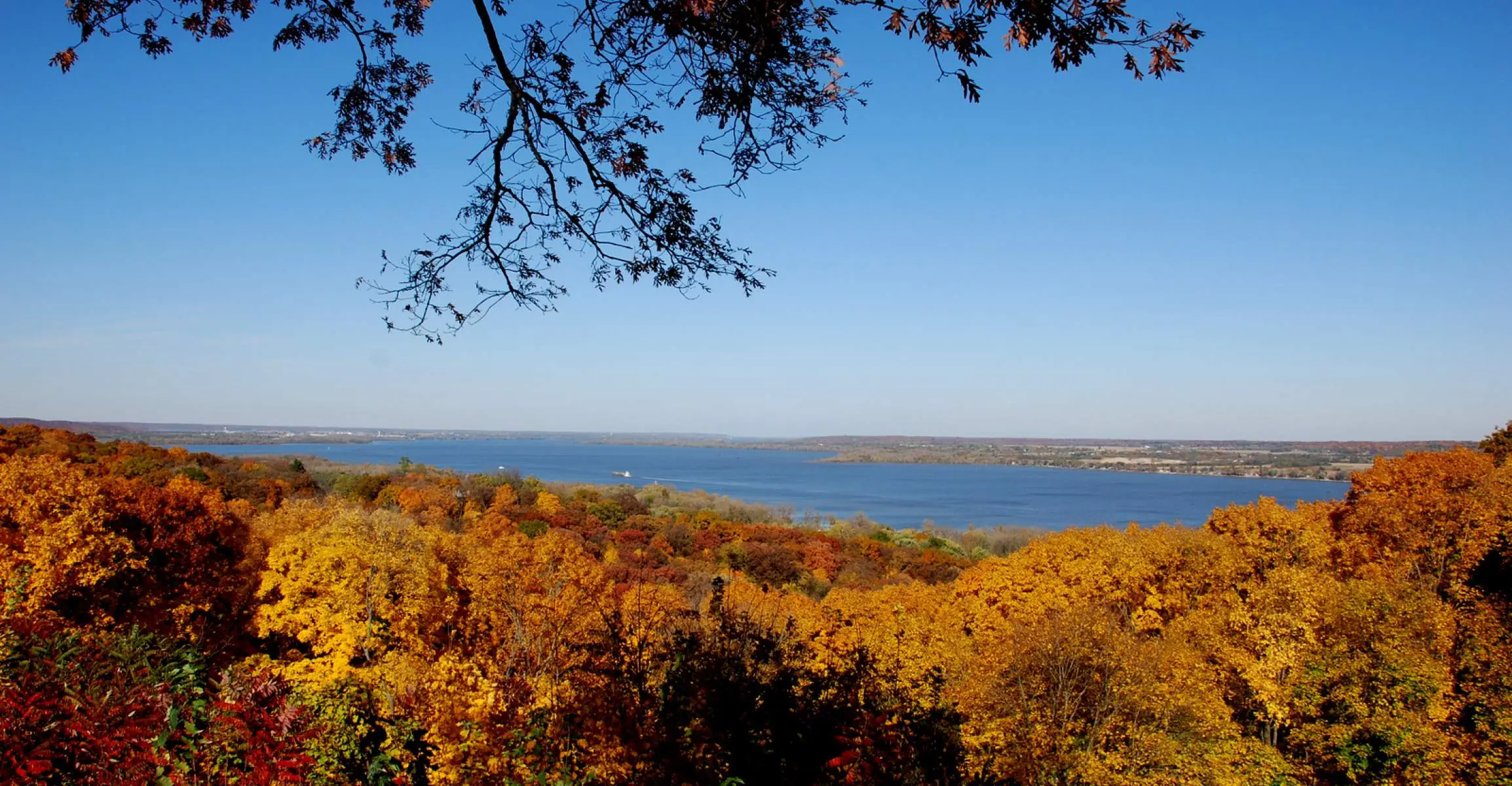 Un punto di vista su una foresta dai colori autunnali che guarda verso il lago Peoria