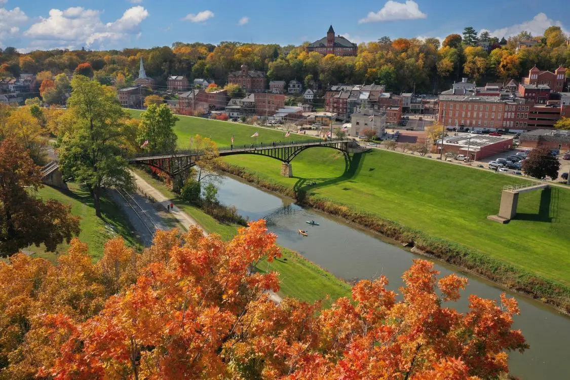 Una giornata autunnale a Galena, fogliame arancione e persone che fanno kayak in un fiume