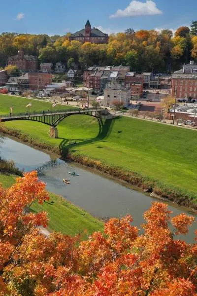 Una giornata autunnale a Galena, fogliame arancione e persone che fanno kayak in un fiume