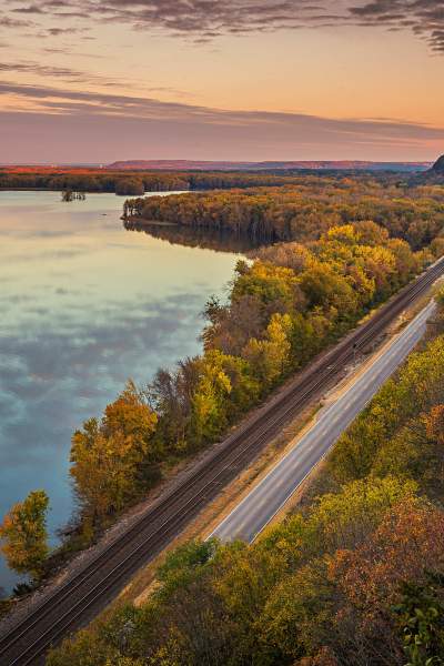 Vista dall'alto dei colori autunnali sulla Great River Road vicino al fiume Mississippi