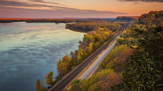 Vista dall'alto dei colori autunnali sulla Great River Road vicino al fiume Mississippi