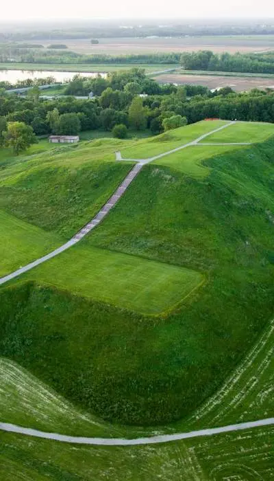 Una veduta aerea delle verdi colline di Cahokia Mounds