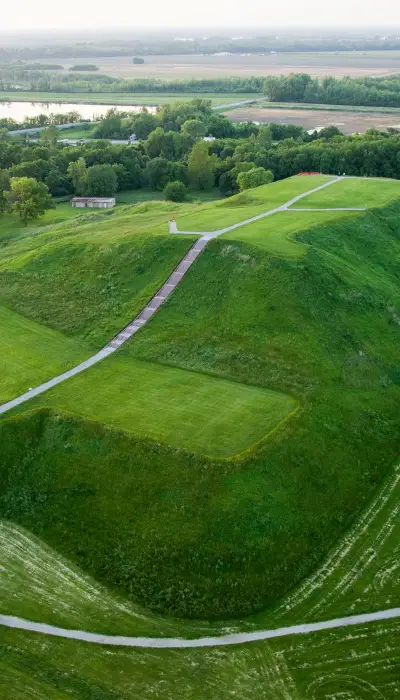 Una veduta aerea delle verdi colline di Cahokia Mounds