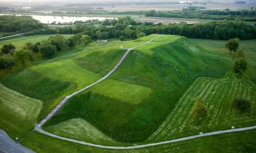Una veduta aerea delle verdi colline di Cahokia Mounds