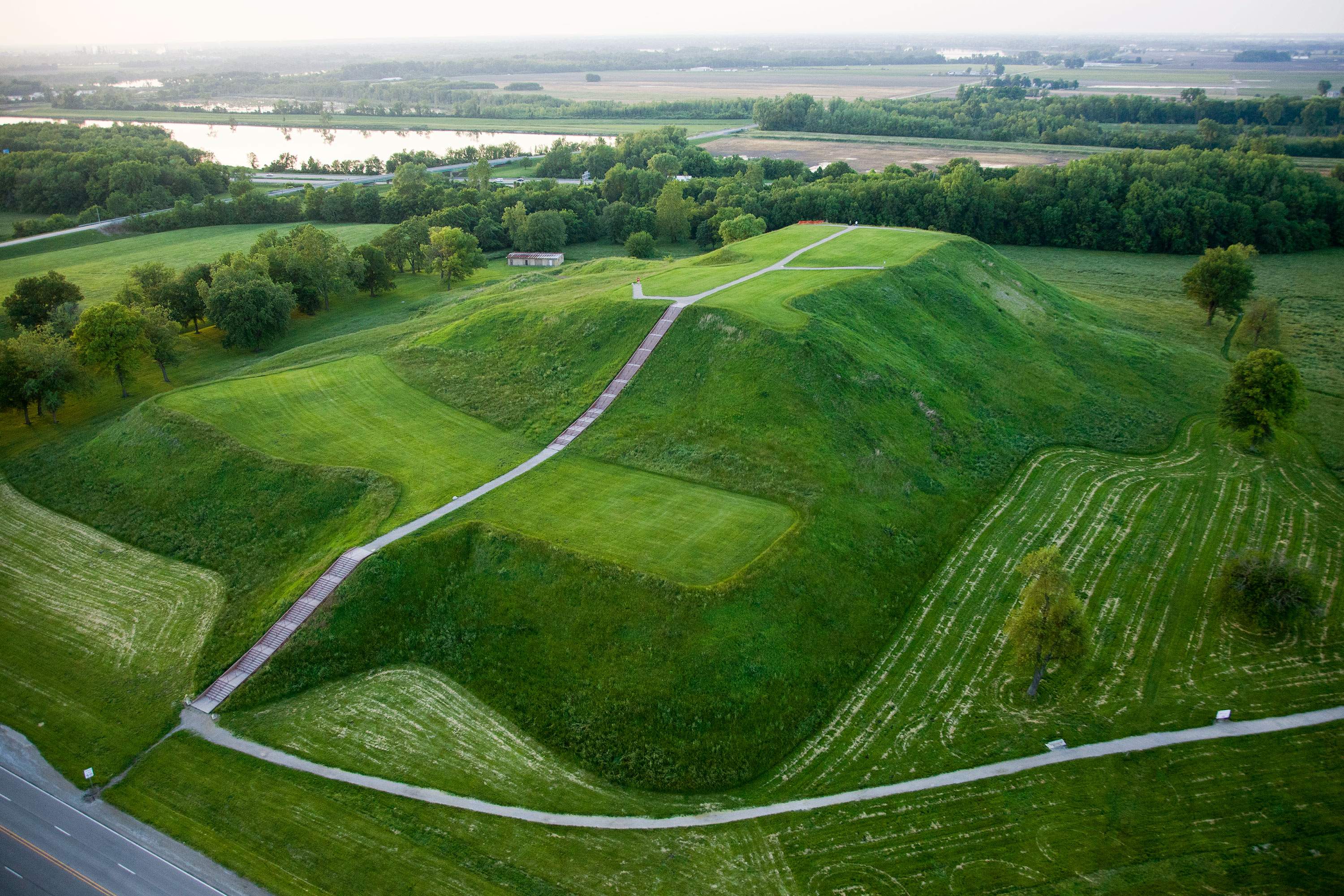 Una veduta aerea delle verdi colline di Cahokia Mounds