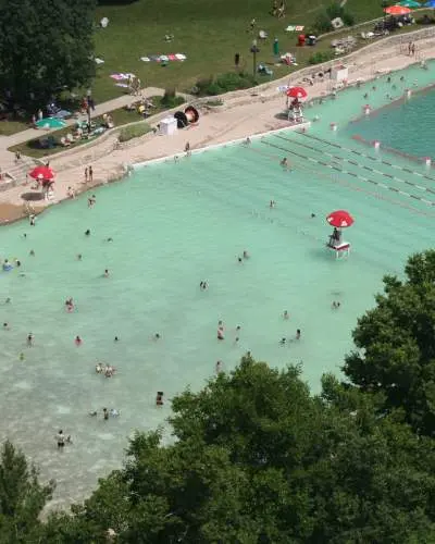 Veduta aerea di una spiaggia di cava riempita, con persone in acqua e sulla battigia