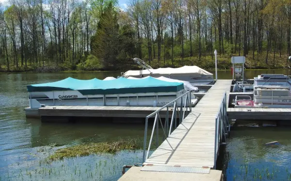 Barche attraccate in un porticciolo del Lago d'Egitto