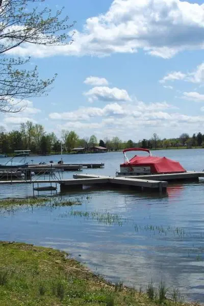 Barche ormeggiate al molo del Lago d'Egitto in una giornata di sole