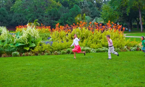 Due bambini che corrono sull'erba