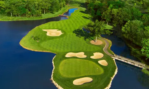 Campo da golf circondato dall'acqua
