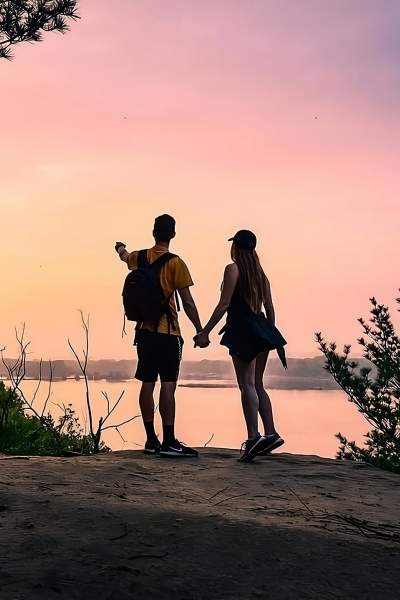 Una coppia si affaccia su un fiume al Buffalo Rock Sate Park di Ottawa