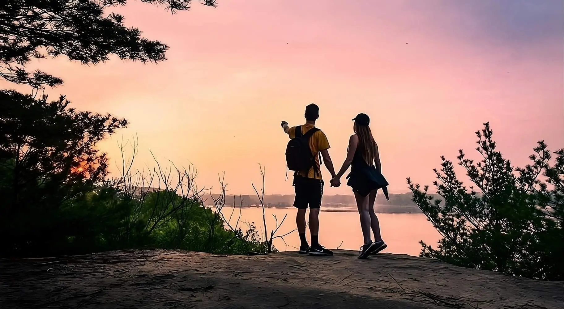 Una coppia si affaccia su un fiume al Buffalo Rock Sate Park di Ottawa