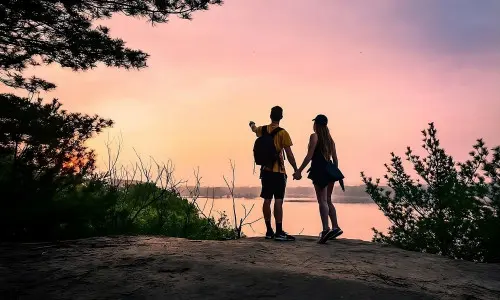 Una coppia si affaccia su un fiume al Buffalo Rock Sate Park di Ottawa
