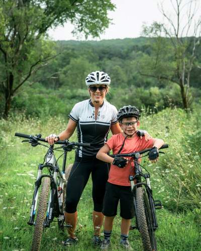 Una madre e suo figlio con le loro biciclette a Rockford