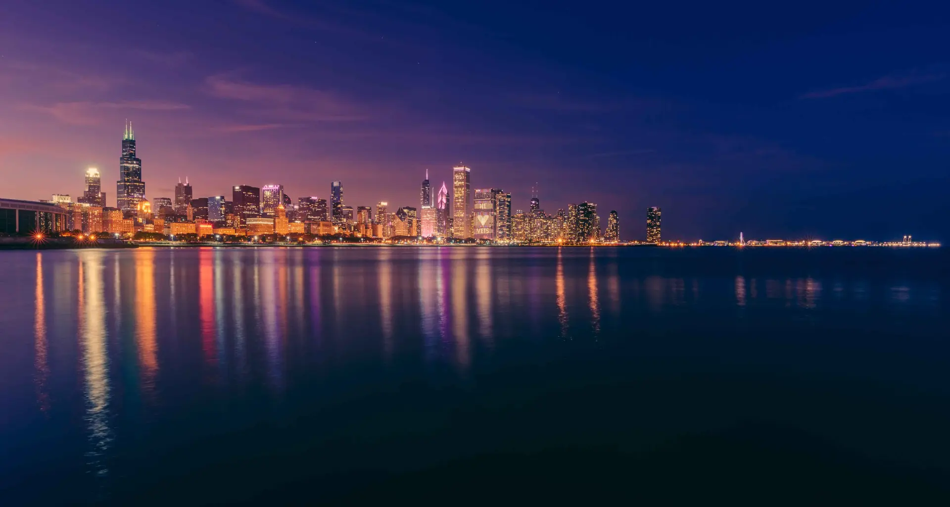 Vista del lago e dello skyline di Chicago di notte