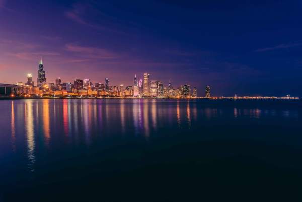 Vista del lago e dello skyline di Chicago di notte