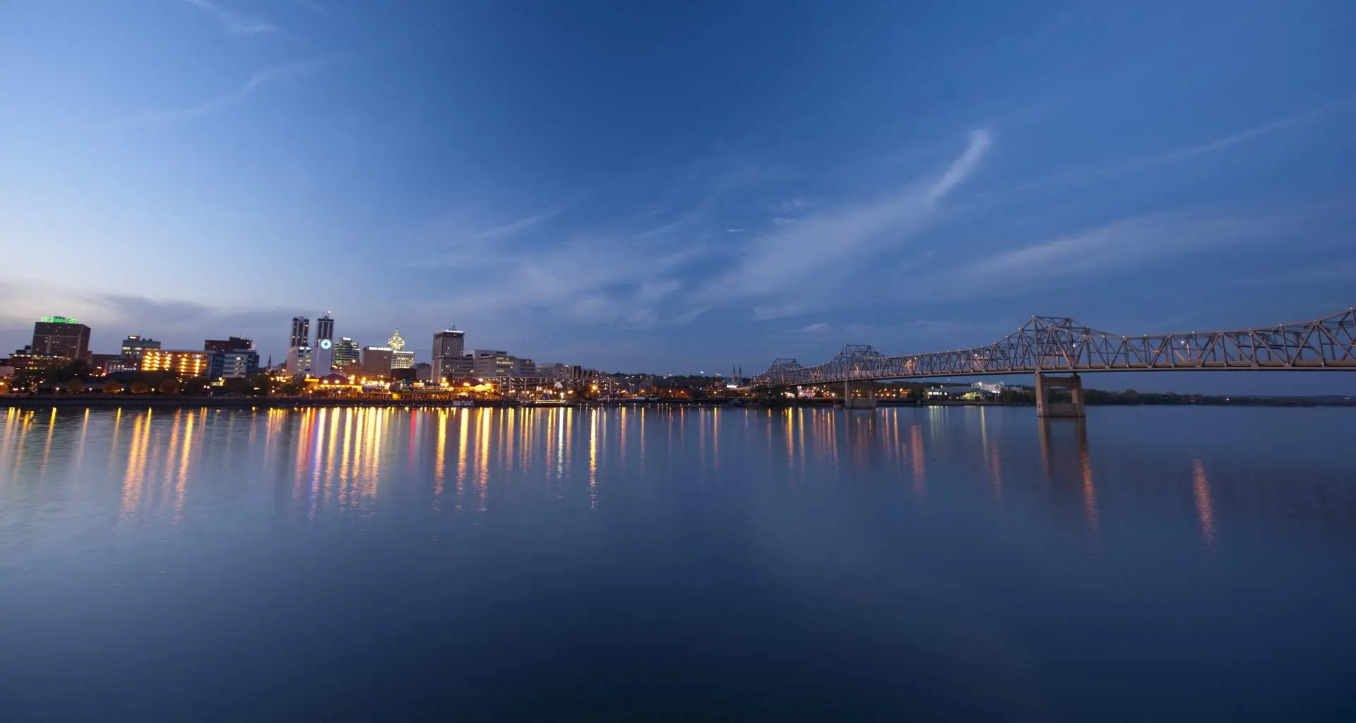 Fiume con città e luci alle spalle