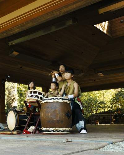 Un gruppo si esibisce agli Anderson Japanese Gardens di Rockford