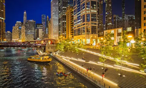 Vista del lungofiume di Chicago di notte